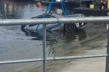 Unglück im Hafen: Mercedes soll Boot ins Wasser lassen und versenkt sich selbst