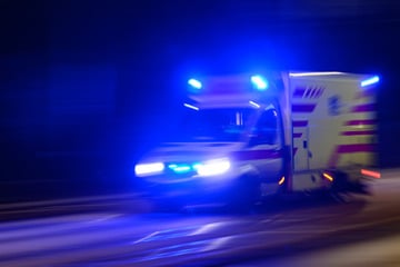 Auto kracht gegen Hauswand: 31-Jähriger tödlich verletzt