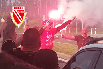 So geht Aufstieg! Cottbus rastet völlig aus und feiert Pyro-Party auf Rastplatz