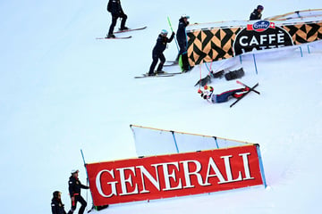 Schreckmoment bei Ski-WM! Fahrer kracht durch fünf Werbebanden