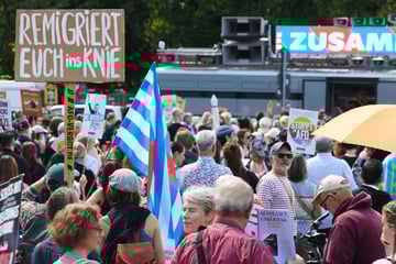 Querdenker ziehen durch Berlin: Gegendemos sind auch am Start