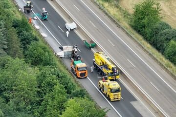 Unfall A1: Asbest-Unfall! Verkehr auf A1 bei Köln steht still