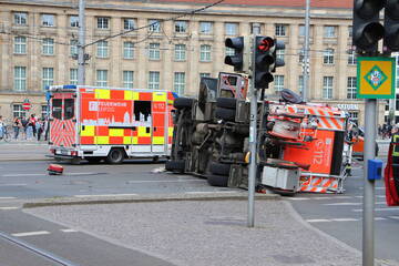 Schwerer Unfall am Leipziger Hauptbahnhof: Straßenbahn und Feuerwehrauto kollidieren