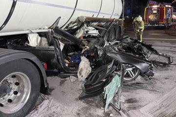 Audi kracht in Lkw: Junger Fahrer muss aus Wrack befreit werden