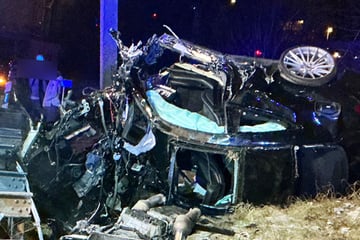 Unfall A94: Heftiger Unfall auf Autobahn: Ersthelfer retten bewusstlosen Mann aus Wrack