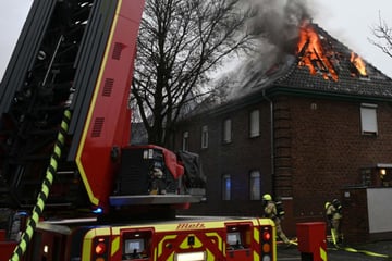 Dachgeschoss in Flammen: Drei Verletzte bei Wohnungsbrand zu Weihnachten