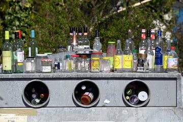 Verbraucherschützer warnen: Tödliche Gefahr für Bienen lauert im Altglascontainer