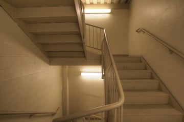 Todesdrama: beißender Geruch im Treppenhaus - Polizei sucht mysteriösen Koffer