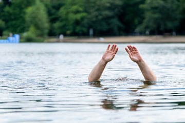 Mann droht zu ertrinken und wird bewusstlos: Dann kommt Hilfe in letzter Sekunde
