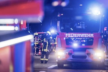 Leiche bei Feuer in Mehrfamilienhaus entdeckt: Zehn Mieter im Krankenhaus