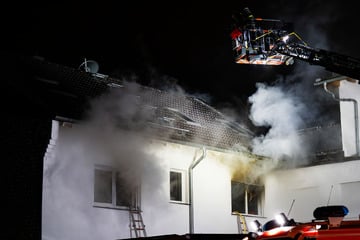Wohnhaus brennt lichterloh: Feuerwehr rettet drei Menschen aus den Flammen