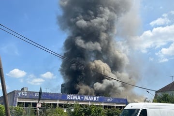 Feuerwehr kämpft weiterhin gegen Brand auf Gelände von altem Schlachthof