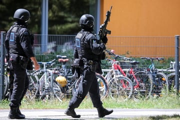 Aufregung in ostsächsischer Stadt: Schwer bewaffnete Beamte zu Gymnasium alarmiert