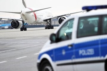 Gepäckwagen beschädigt Flugzeug bei Unfall: 122 Passagiere müssen Maschine verlassen