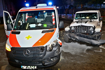 Jeep kracht in Krankenwagen: Zwei Menschen verletzt
