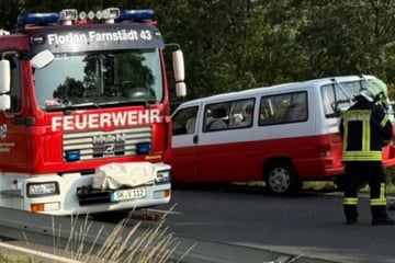 Harley-Fahrer überholt Laster und kracht frontal gegen Multivan
