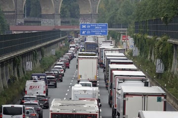 Unfall A4: Kilometerlanger Stau auf A4: Motorradfahrer nach Unfall im Krankenhaus