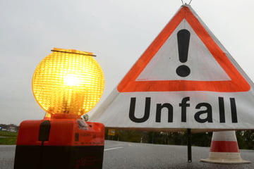 35 Meter in die Tiefe gestürzt: VW-Fahrer stirbt nach Baum-Crash