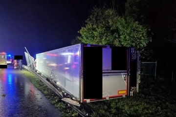 Unfall A4: 20 Tonnen Obst & Gemüse geladen: Lkw verunglückt auf A4 bei Erfurt