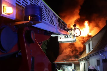 Wohnhaus im Rhein-Neckar-Kreis geht in Flammen auf: Gebäude ist unbewohnbar!