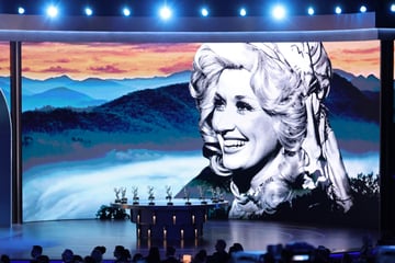 Dolly Parton posthum für Lebenswerk geehrt: Videobotschaft berührt Publikum