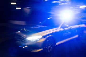 Schnapsidee mit Folgen: Autofahrer rast auf A5 hinter Streifenwagen im Einsatz her und gibt Lichthupe