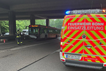 Linienbus durchbricht Leitplanke auf A562 bei Bonn und fährt auf Gegenfahrbahn