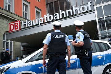 München: Betrunkene Frau stürzt Treppen hinunter: Als Polizisten ihr helfen wollen, rastet sie aus