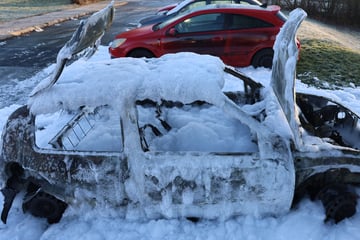 Feuerwehreinsatz im Erzgebirge: Auto komplett abgefackelt!