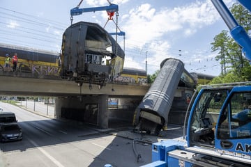 Güterzug-Unglück in München: Bergung beendet, Straße bleibt gesperrt