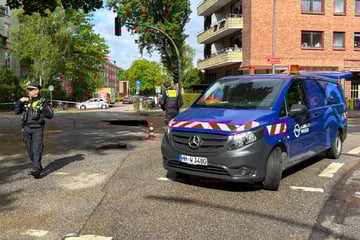 Hamburg: Rohrbruch in Hamburg: Haushalte ohne Wasser, Straße sackt ab