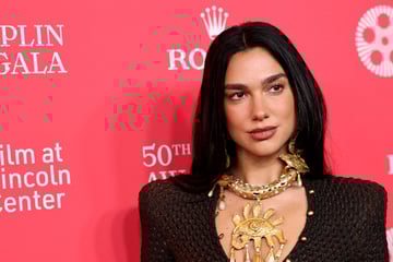 "Es hört nie auf, schwer zu sein": Dua Lipa packt über Beziehung mit ihrem Verlobten aus