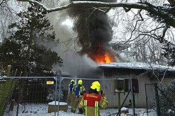 Berlin: Dach steht in Vollbrand - Rauchwolke zieht über die Stadt