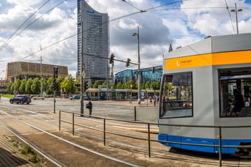 Beinahe-Crash am Augustusplatz: Person läuft vor Straßenbahn, Fahrgast stürzt