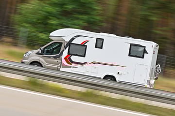 Wohnmobil legt "auffällige Manöver" hin: Als Polizei den Fahrer stellt, ist die Überraschung groß