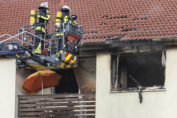 Flammen schlagen aus den Fenstern: Nachbar reagiert heldenhaft!