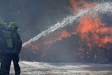 Chemnitz: Lagerhalle in Chemnitz abgebrannt: Drei Einsatzkräfte verletzt