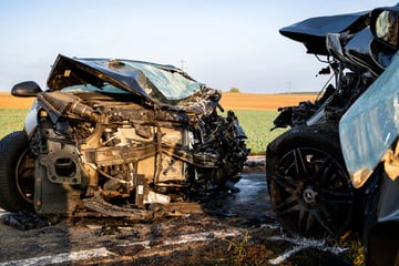 Zwei Autofahrer bei Frontalcrash auf Landstraße schwer verletzt