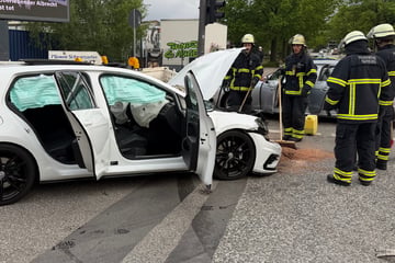 Heftiger Kreuzungs-Crash: Sechs Personen bei Auto-Kollision verletzt