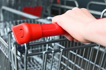 Einkaufswagen voller Schokoriegel und Nüsse: Kurioser Diebstahlversuch scheitert an Kundin