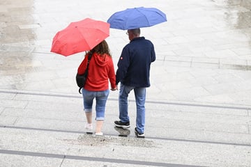 Holt die Regenschirme raus! Menschen in NRW müssen sich am Dienstag auf wechselhaftes Wetter einstellen