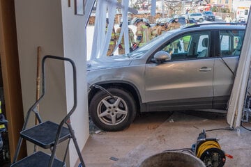 SUV kracht in Haus: Bewohner bleibt wie durch ein Wunder unverletzt