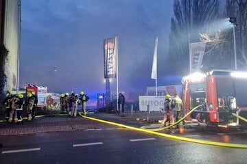 Berlin: Brand in Lagerhalle in Reinickendorf: Feuerwehr kämpft bis nachts gegen die Flammen!