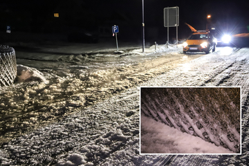 Vorsicht Glätte! Straße im Erzgebirge mit Eisschicht überzogen