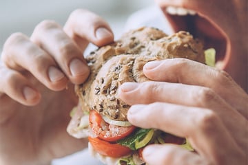 Mann bricht in Restaurant ein und macht sich etwas zu Essen