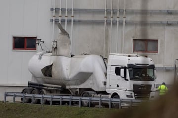 Explosion im Glaswerk: Lkw-Auflieger platzt, zwei Männer schwer verletzt