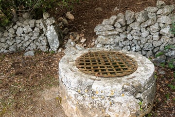 Drama bei Gartenarbeit: Leiche von Rentner (†86) in Brunnen entdeckt