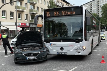 Seat-Fahrerin will verbotenerweise abbiegen und kollidiert mit Linienbus
