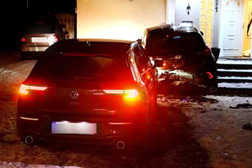War Alkohol im Spiel? 19-Jähriger kracht mit Golf in parkendes Auto und schiebt es gegen Hauswand