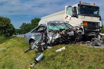 Auto kracht frontal in Tanklaster: Fahrer (†57) stirbt bei Unfall auf B12